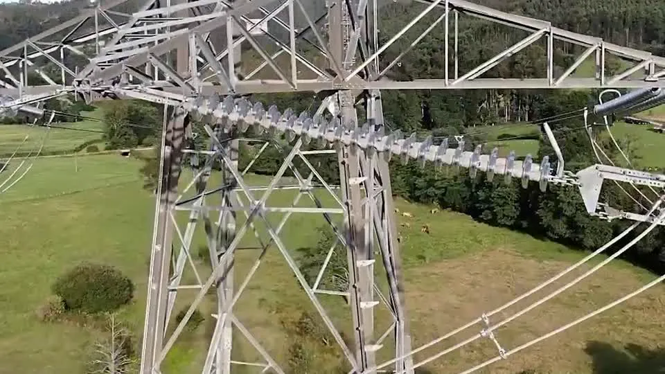 Material propio de MCCO: vista de dron cercana a una estructura eléctrica, sin logos visibles
